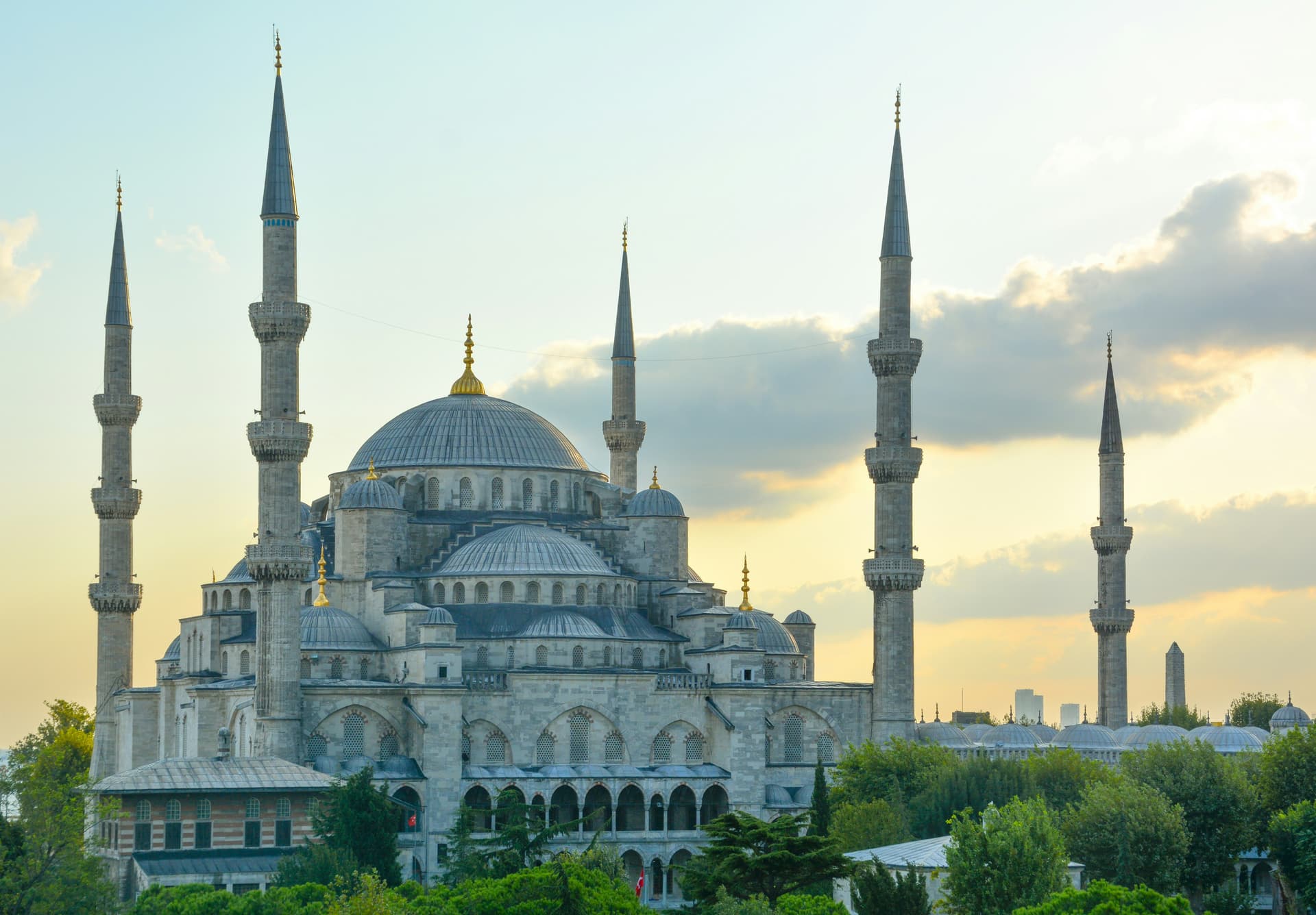 Croisière au coucher du soleil sur le Bosphore à Istanbul — ciel doré et ponts / Istanbul sunset cruise guide