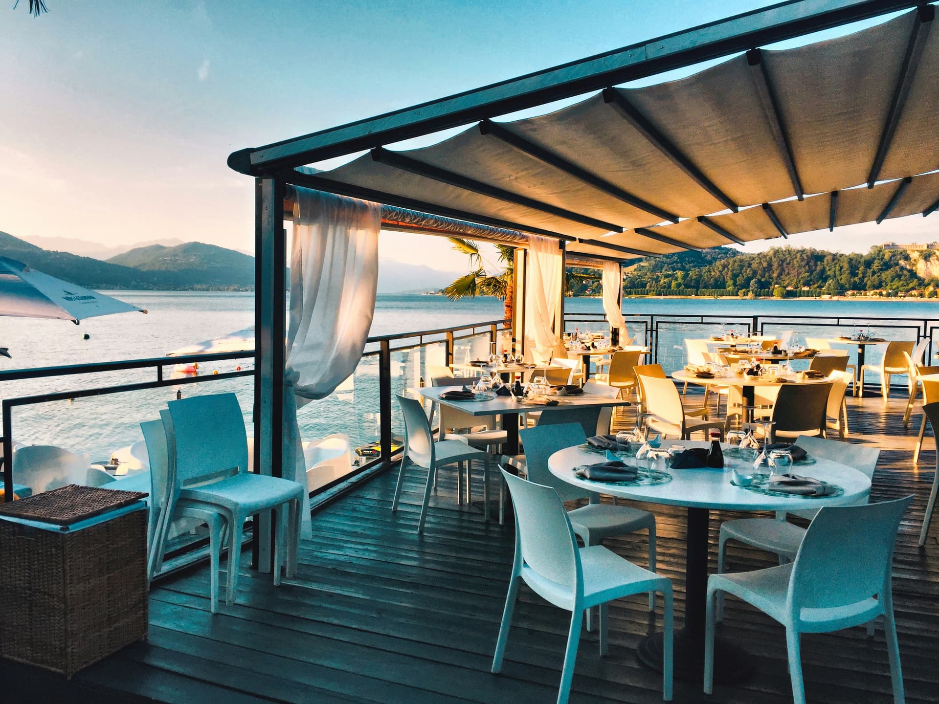 Dinner-Kreuzfahrt auf dem Bosporus mit gedecktem Tisch — Bosphorus dinner cruise Istanbul evening