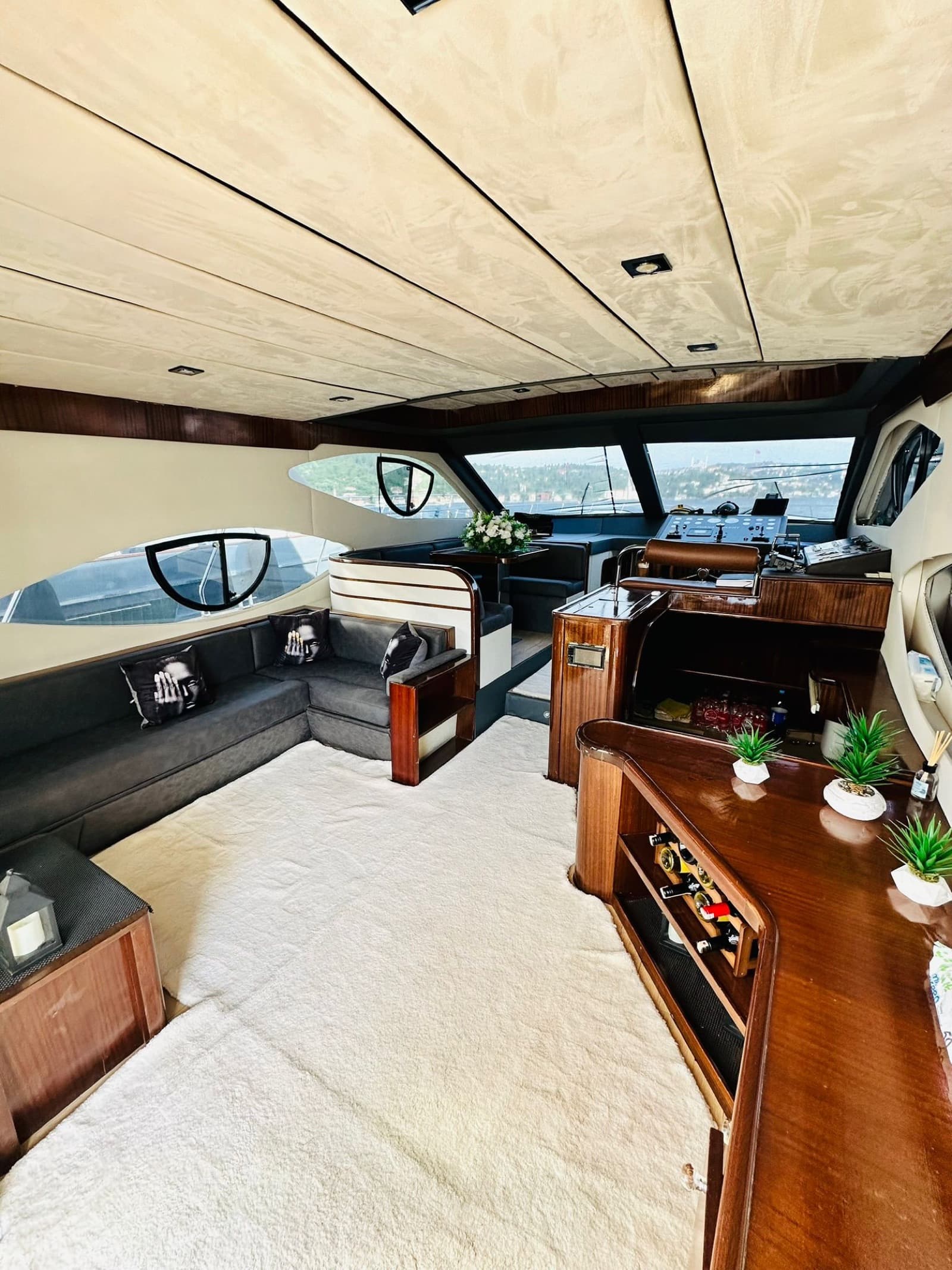 Butik Yat · 10 Kişilik interior view 1 — 10-guest boutique private yacht for Bosphorus charter