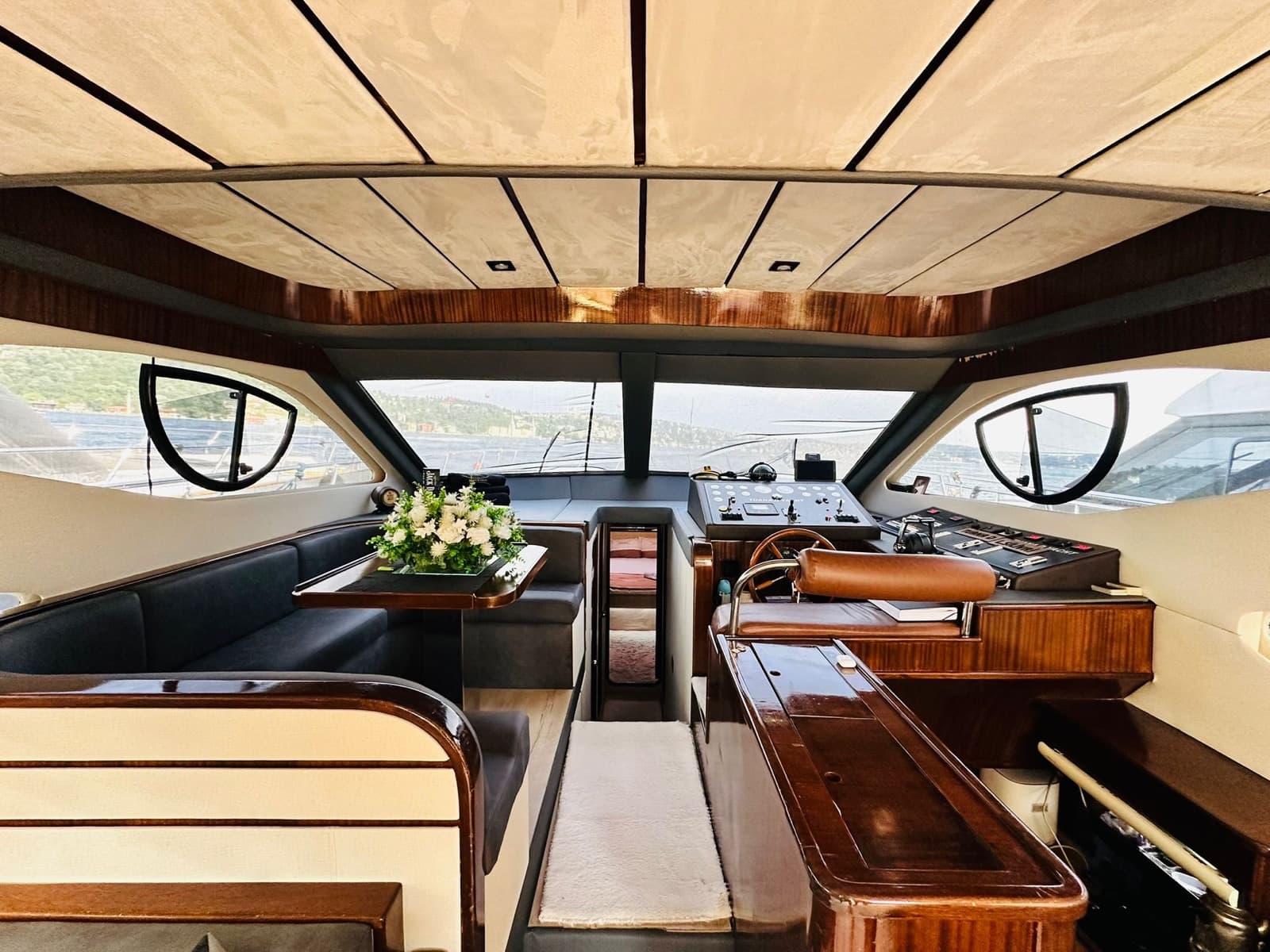 Butik Yat · 10 Kişilik interior view 5 — 10-guest boutique private yacht for Bosphorus charter