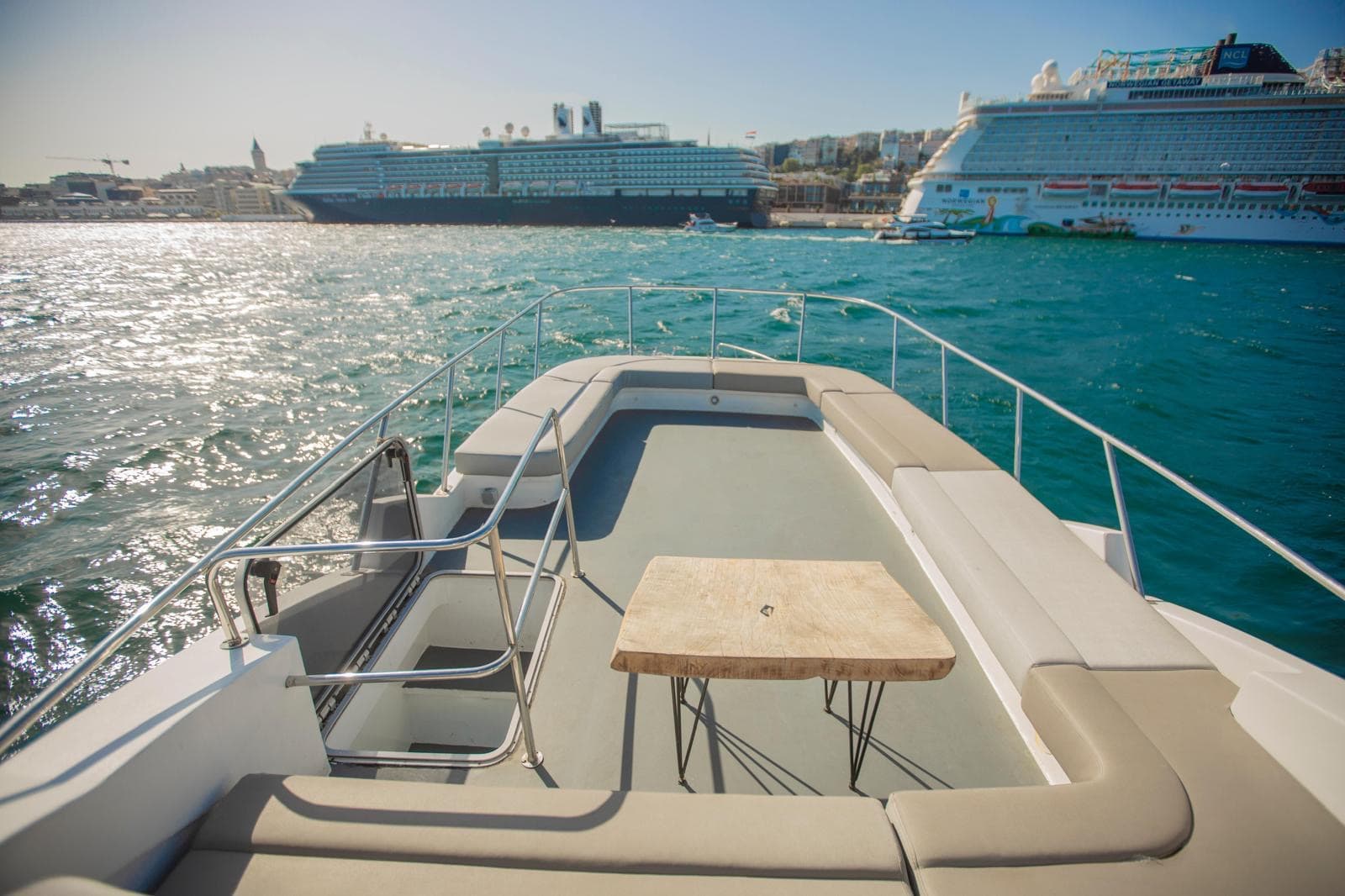 Premium-Yacht · 14 Gäste interior view 1 — 14-guest premium private yacht for Bosphorus charter