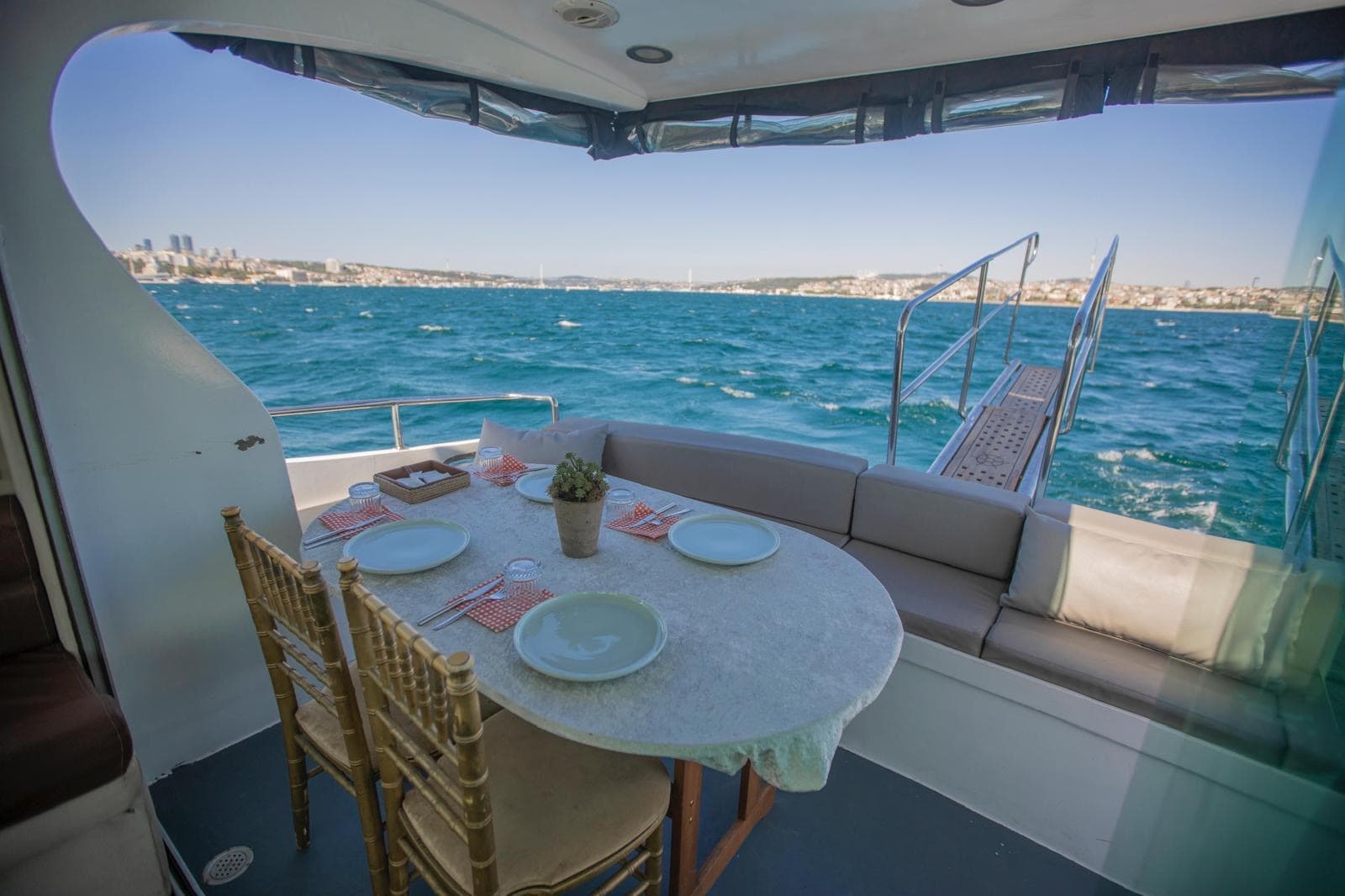 Premium-Yacht · 14 Gäste interior view 3 — 14-guest premium private yacht for Bosphorus charter