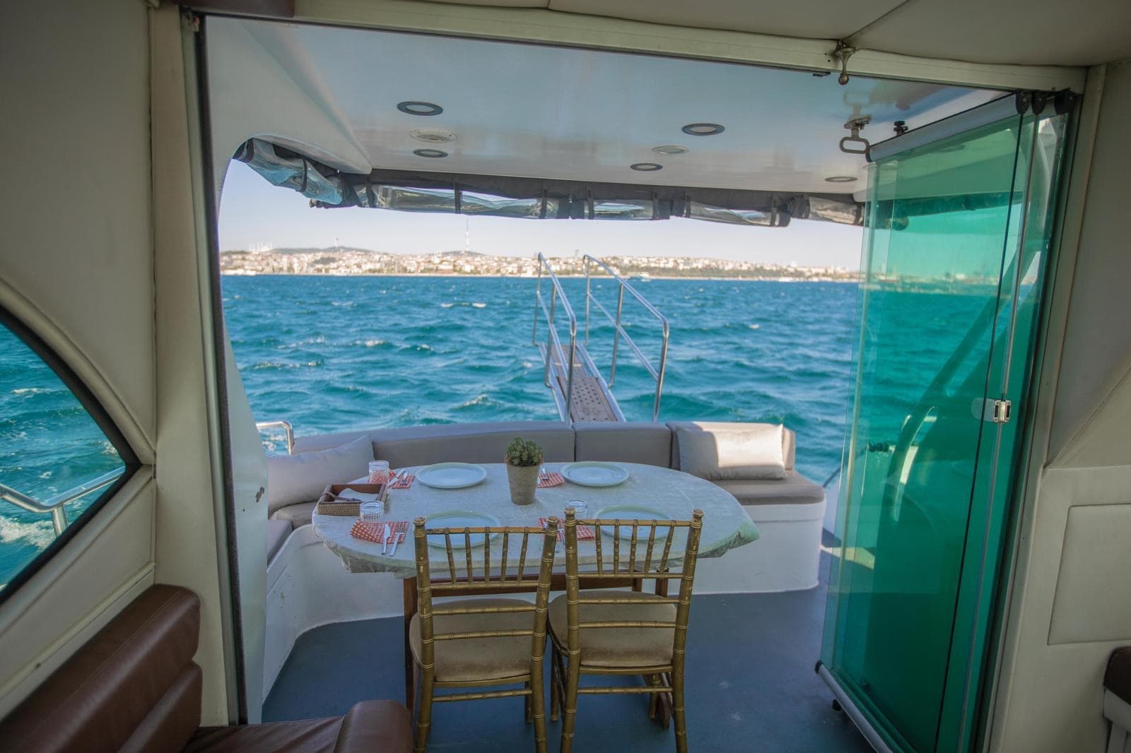 Premium-Yacht · 14 Gäste interior view 4 — 14-guest premium private yacht for Bosphorus charter