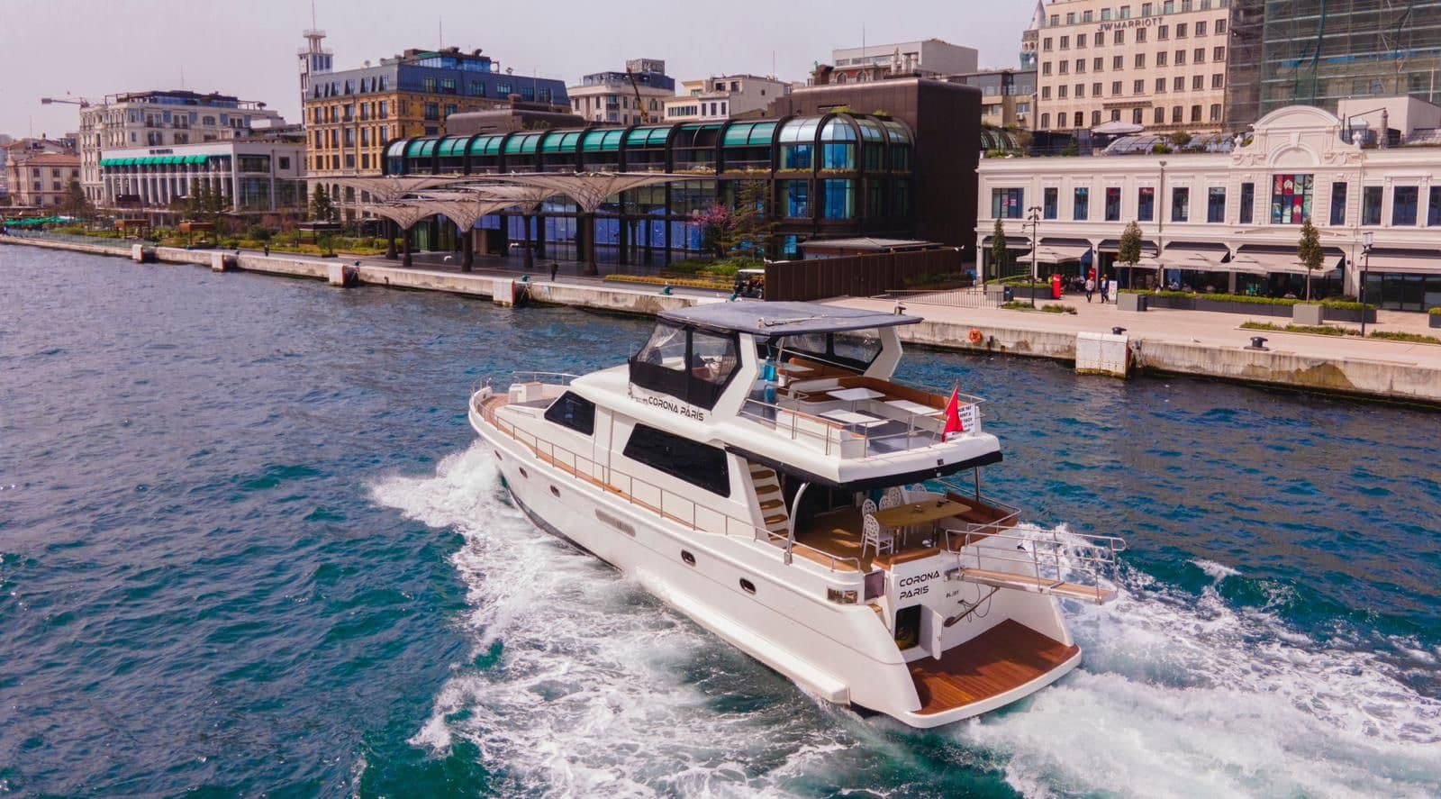 Gruppenyacht · 36 Gäste · Standard — 36-guest mid-size charter yacht for Bosphorus group cruise