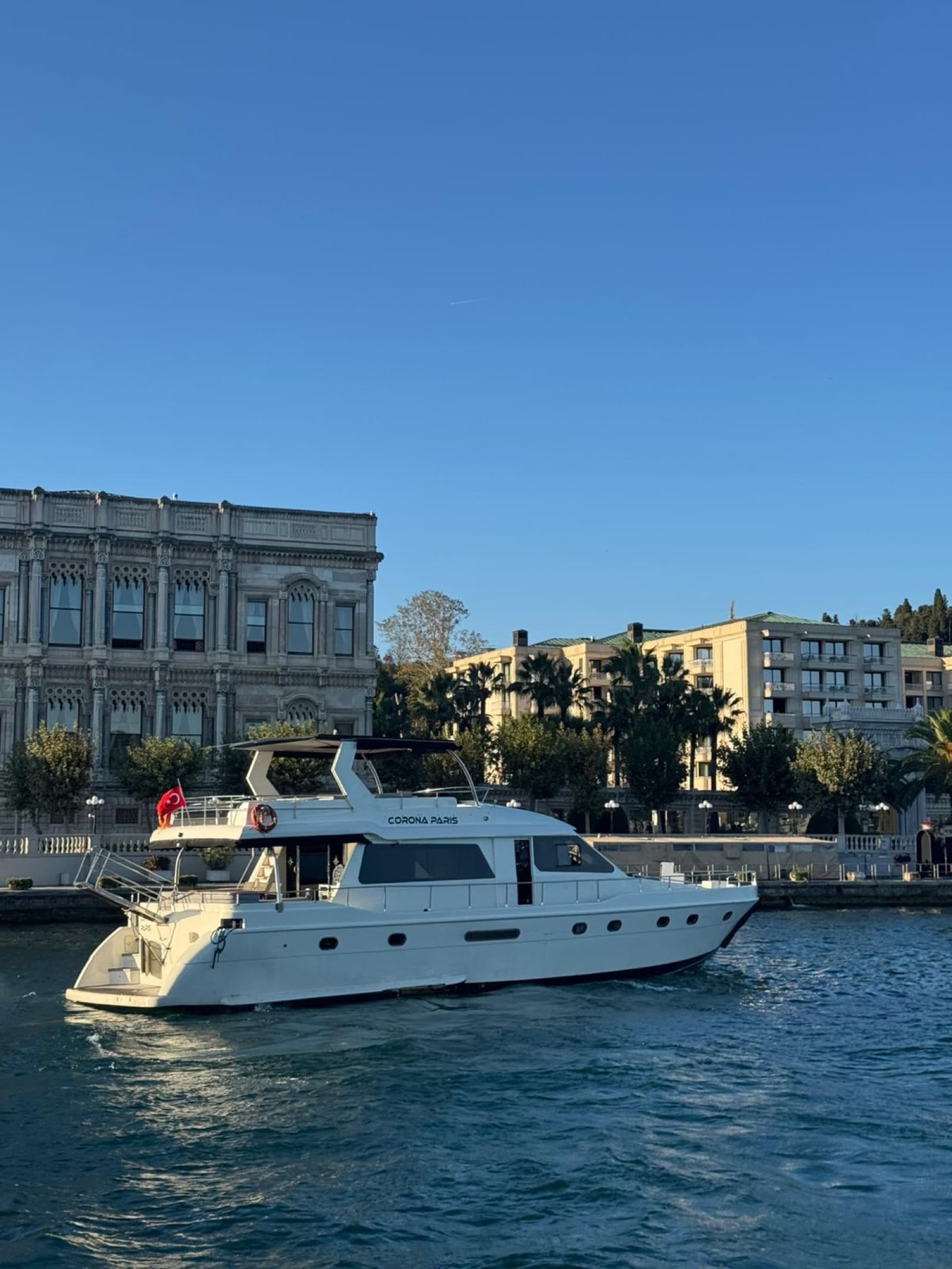 Gruppenyacht · 36 Gäste · Standard exterior view 2 — 36-guest mid-size charter yacht for Bosphorus group cruise