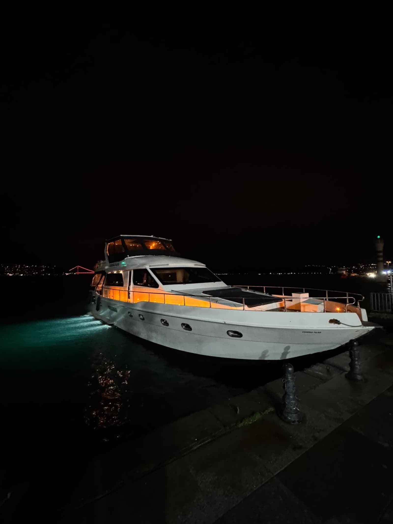 Gruppenyacht · 36 Gäste · Standard exterior view 3 — 36-guest mid-size charter yacht for Bosphorus group cruise