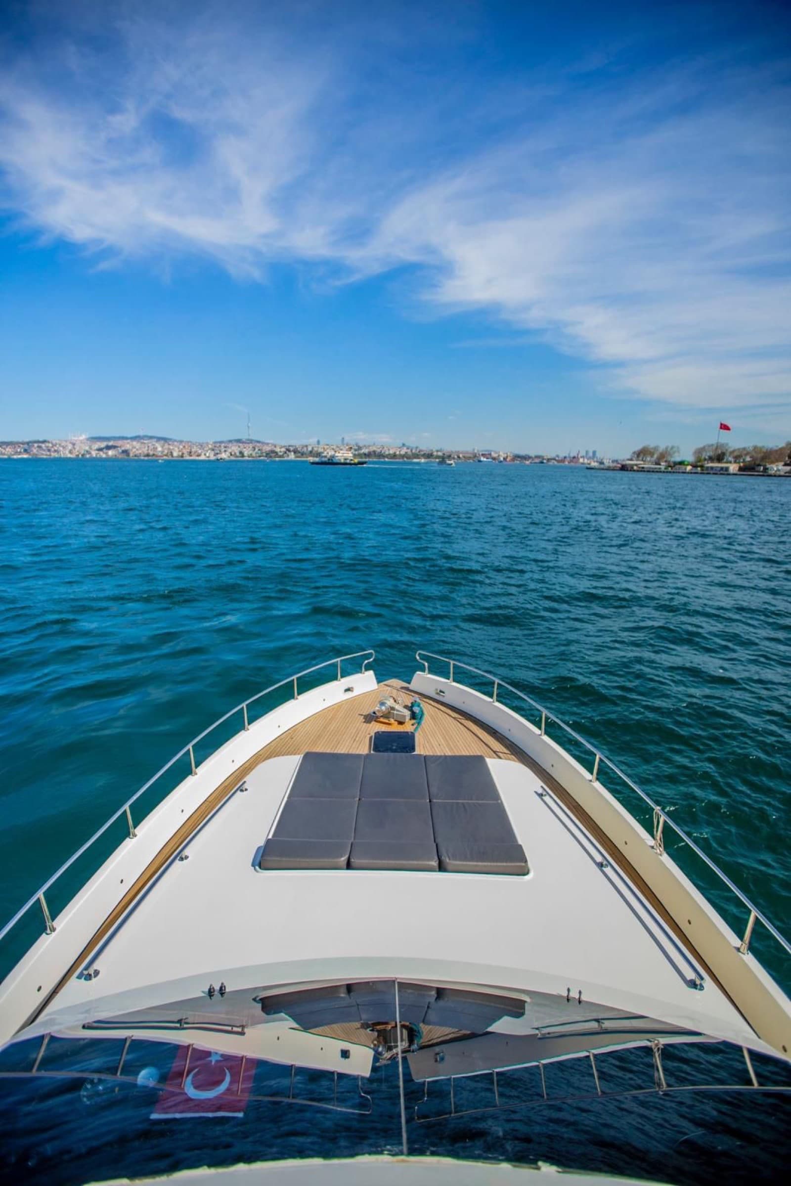 Gruppenyacht · 36 Gäste · Standard interior view 2 — 36-guest mid-size charter yacht for Bosphorus group cruise
