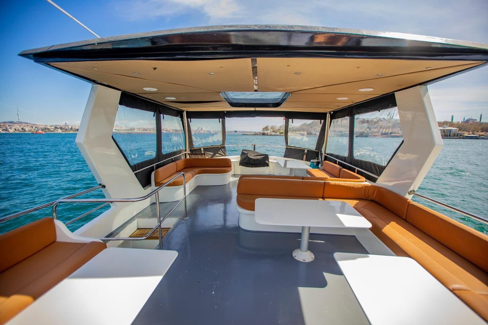 Gruppenyacht · 36 Gäste · Standard interior view 3 — 36-guest mid-size charter yacht for Bosphorus group cruise