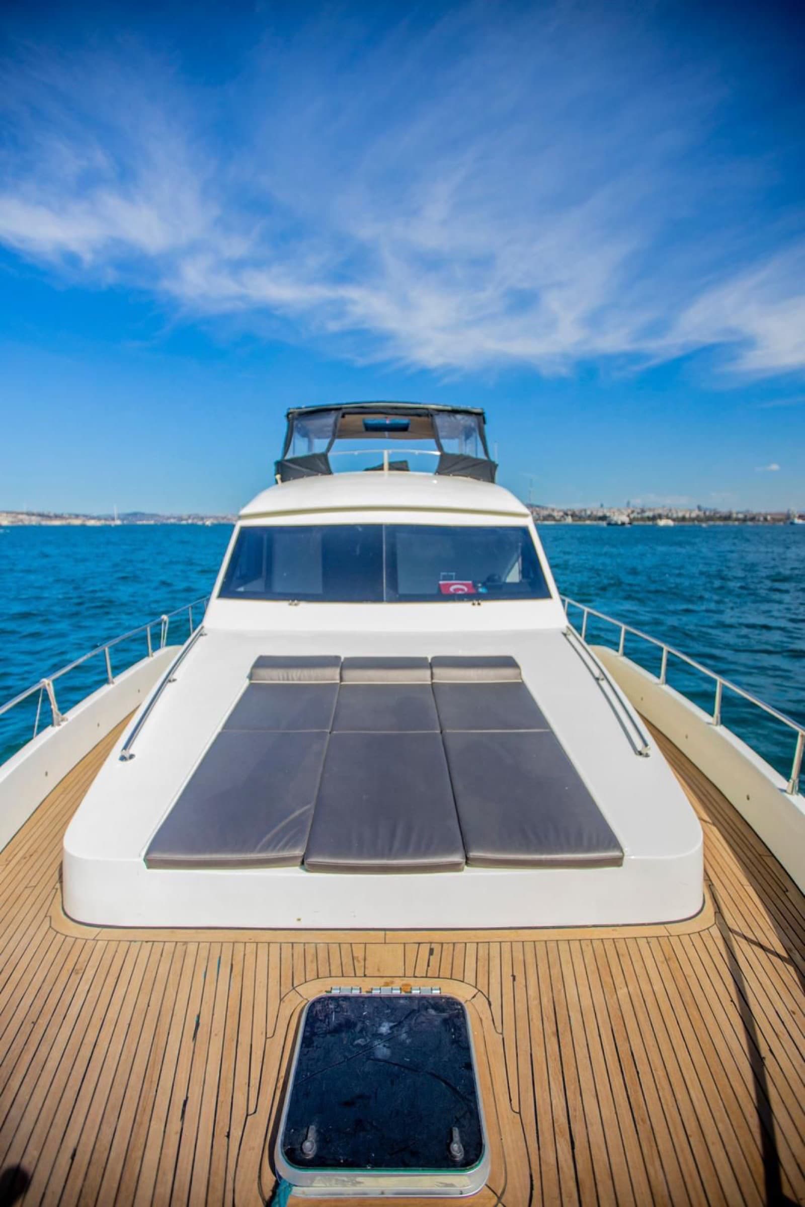 Gruppenyacht · 36 Gäste · Standard interior view 4 — 36-guest mid-size charter yacht for Bosphorus group cruise