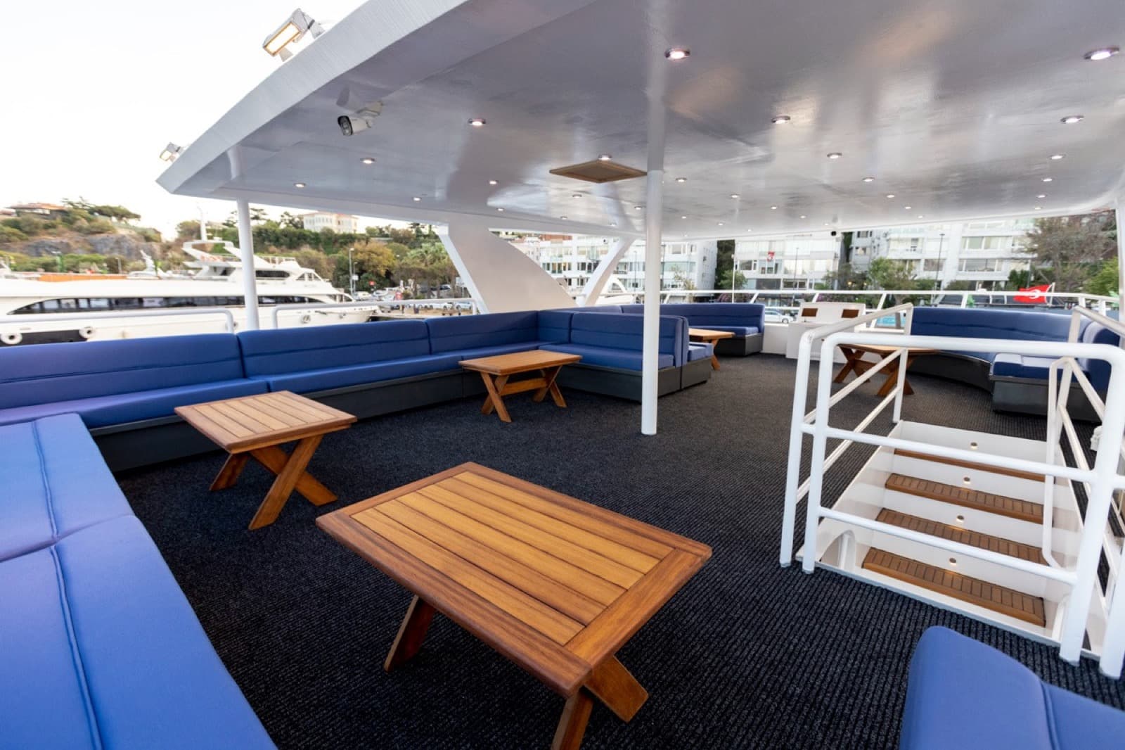 Event Jacht · 44 Gasten exterior view 2 — 44-guest event yacht for Bosphorus corporate and private events