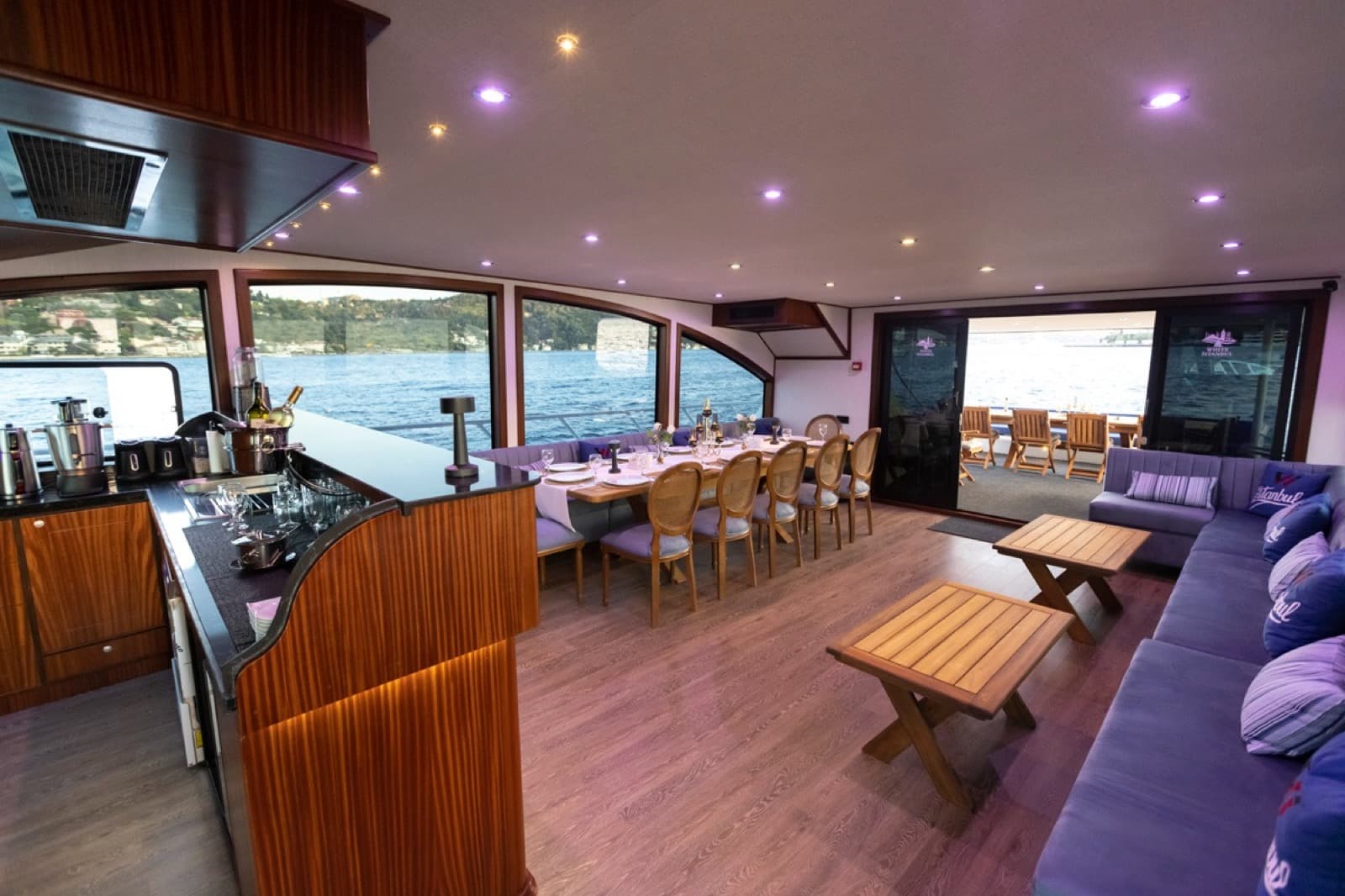 Event Jacht · 44 Gasten interior view 1 — 44-guest event yacht for Bosphorus corporate and private events