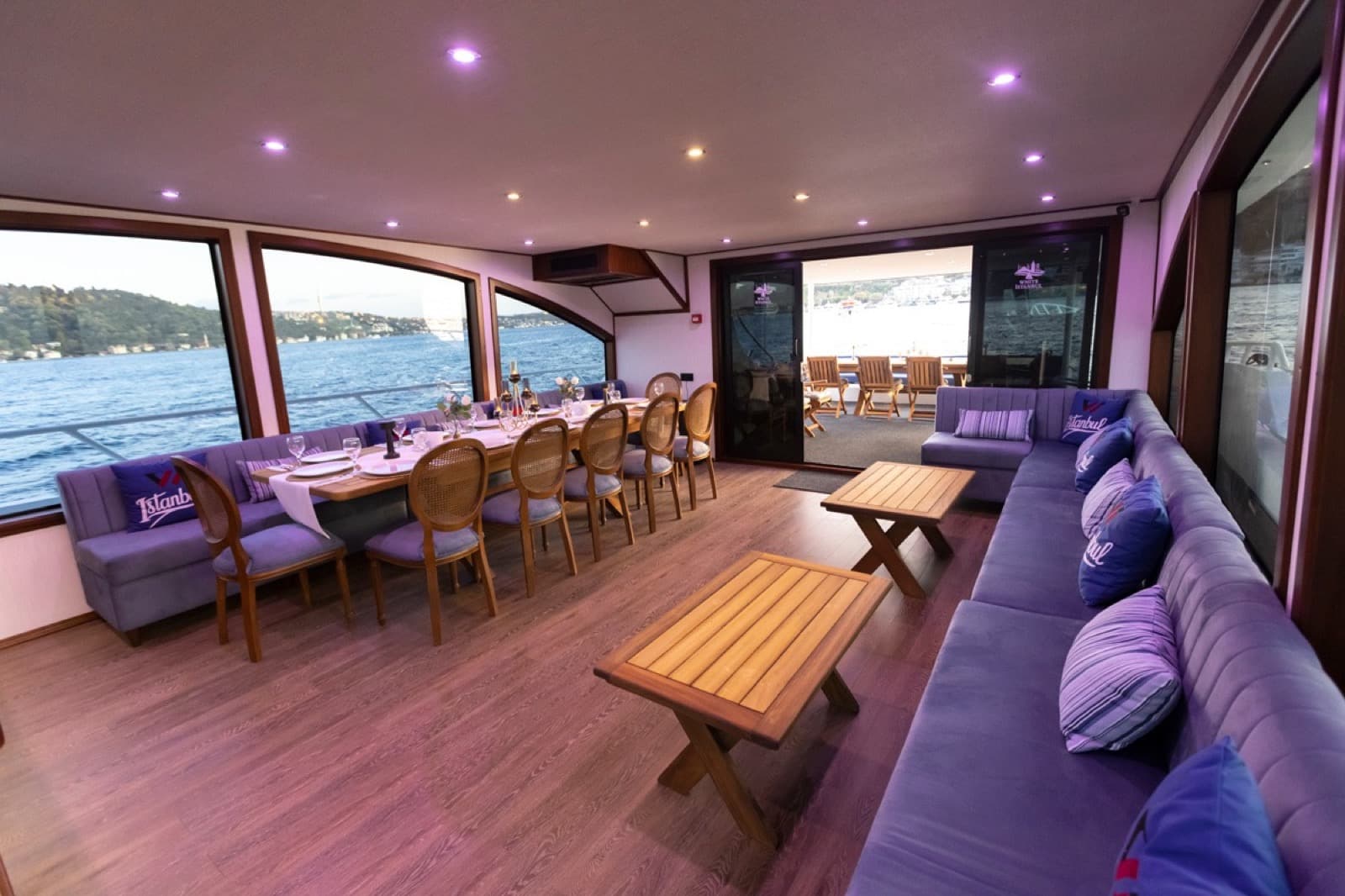 Event Jacht · 44 Gasten interior view 10 — 44-guest event yacht for Bosphorus corporate and private events
