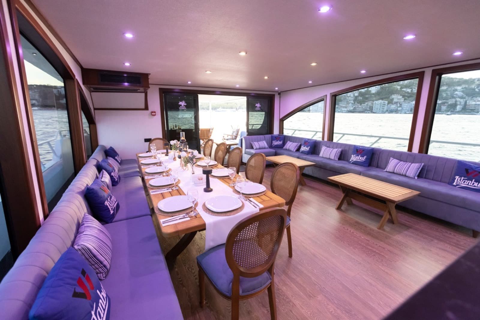 Event Jacht · 44 Gasten interior view 2 — 44-guest event yacht for Bosphorus corporate and private events