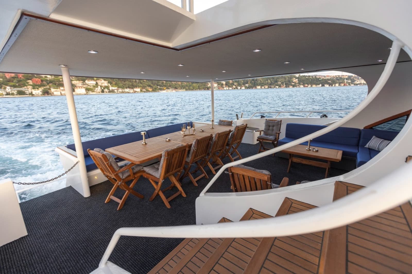 Event Jacht · 44 Gasten interior view 4 — 44-guest event yacht for Bosphorus corporate and private events