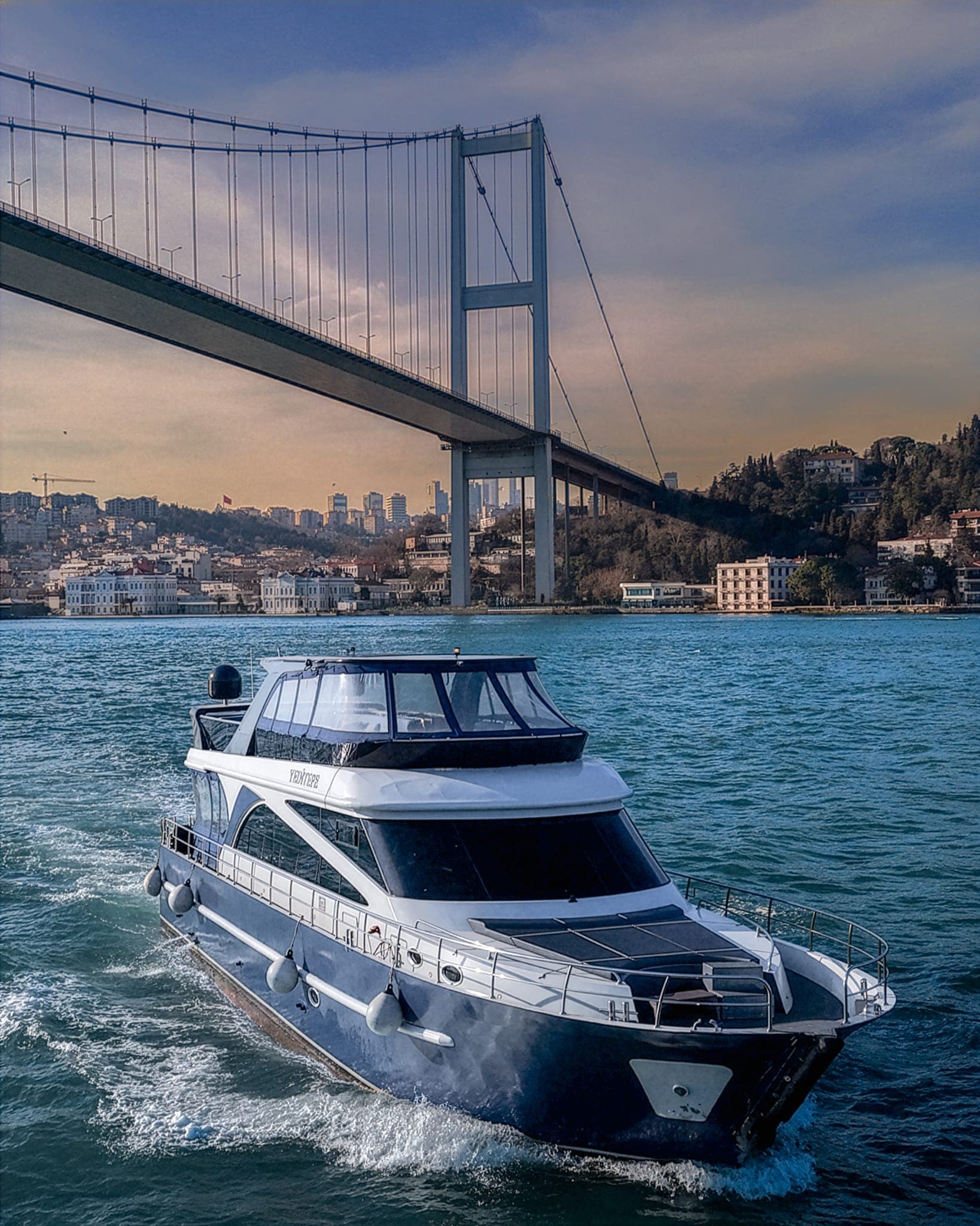 İstanbul Eminönü iskelesinde boğaz turu teknesi — Bosphorus cruise departure point