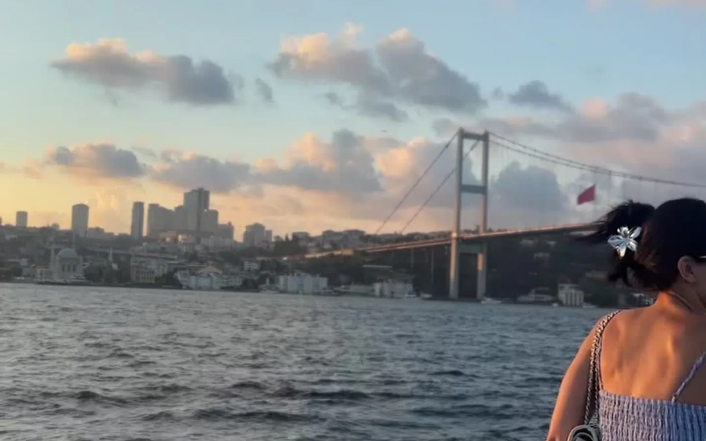 Boğaz manzaralı balık restoranı Arnavutköy gün batımı — Bosphorus waterfront seafood restaurant terrace at sunset