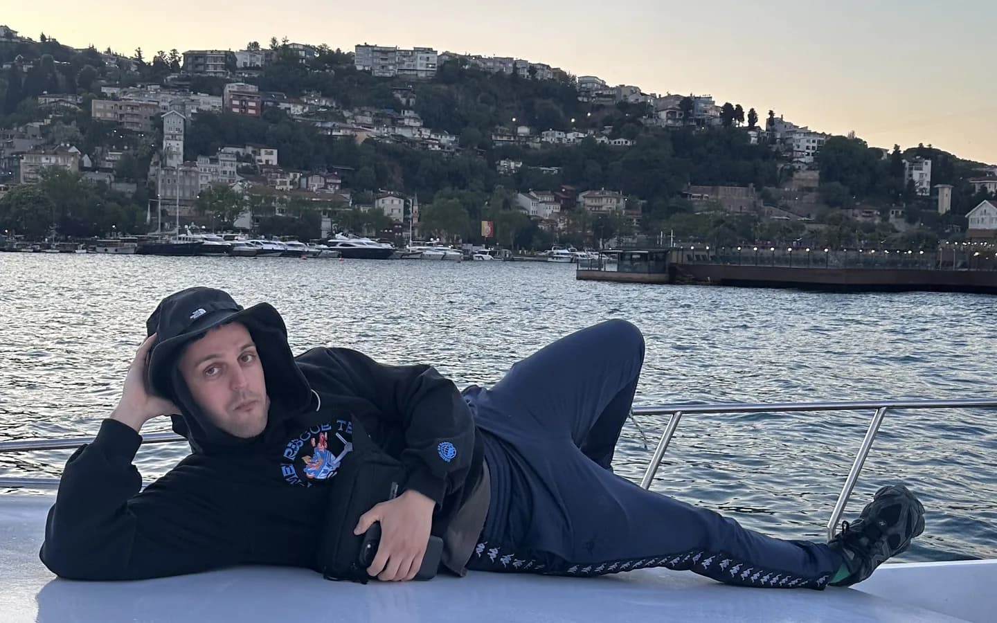 Yacht romantique au coucher du soleil sur le Bosphore à Istanbul — ambiance idéale pour une demande en mariage