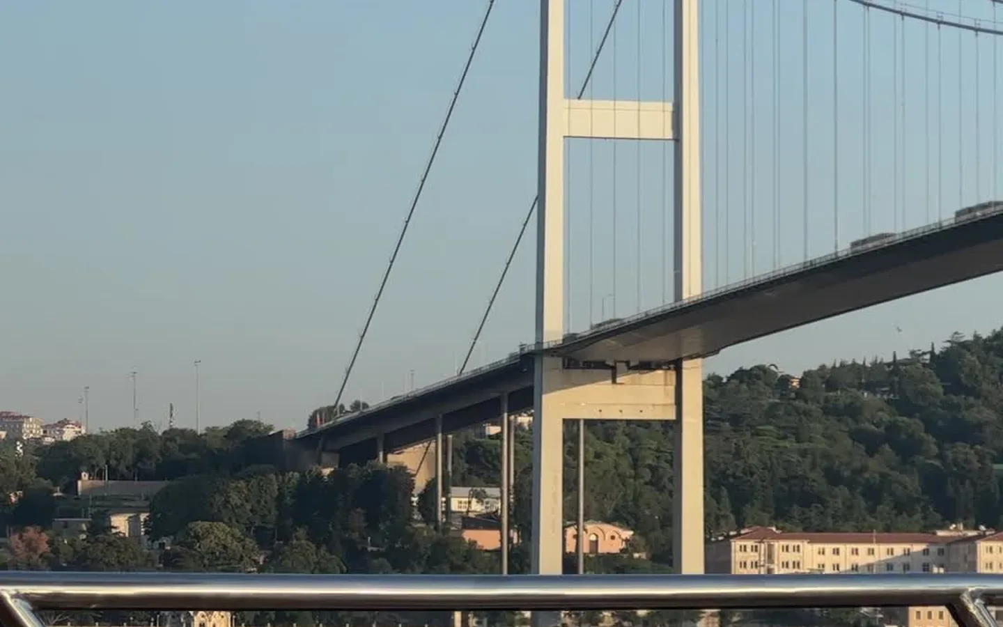 Vertrekpunt Bosporus cruise Istanbul — boten aangemeerd aan de kade (Bosphorus cruise departure point)