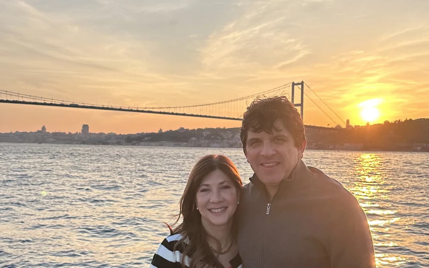 Vue panoramique sur le Bosphore depuis un bateau au coucher du soleil — pont du Bosphore et minarets d'Istanbul