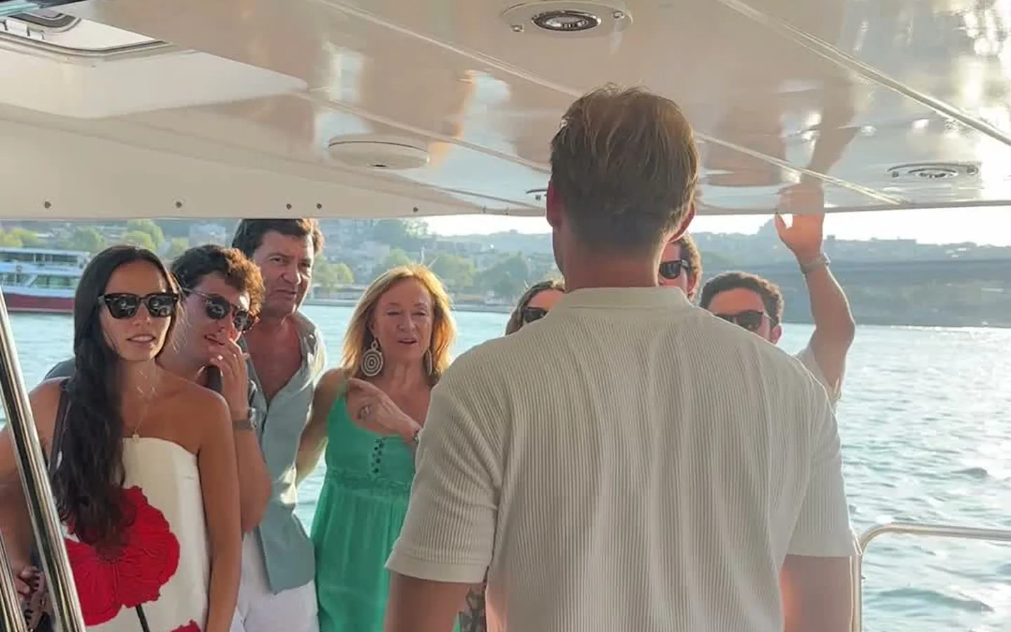 Bogazici grup teknesi 2026 — lisansli bir yatta Istanbul Bogazi turunda bir grup / Bosphorus group cruise 2026, a group aboard a licensed yacht on an Istanbul Bosphorus tour