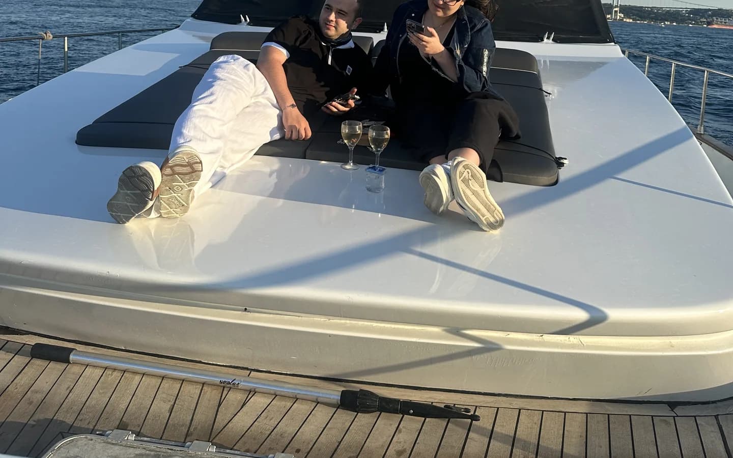 Jacht huren Istanbul — privéboot op de Bosporus met uitzicht op de skyline