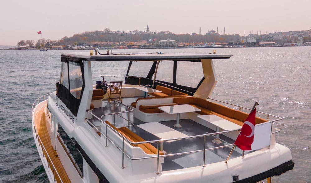 Un yacht battant pavillon turc près de la péninsule historique