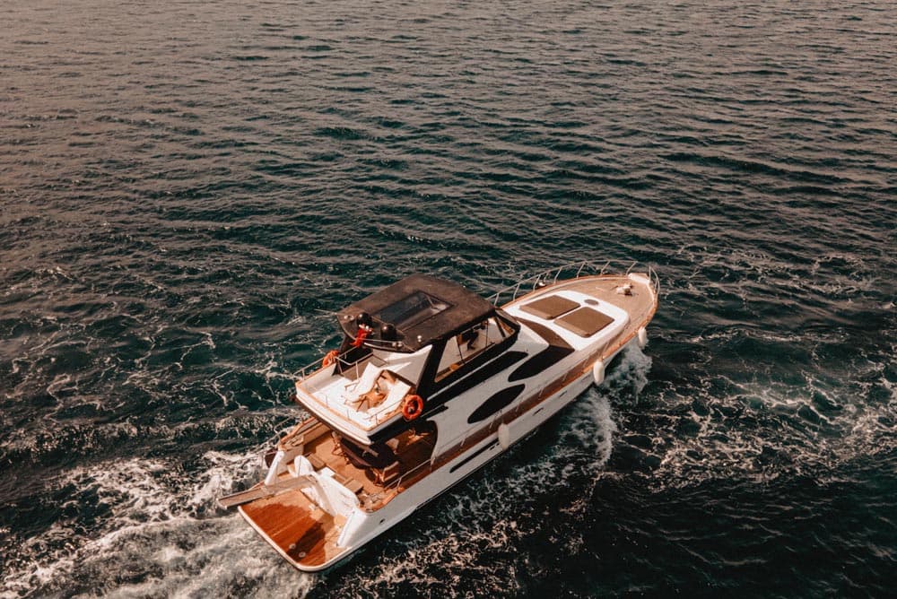 Luftaufnahme einer Yacht in der Dämmerung