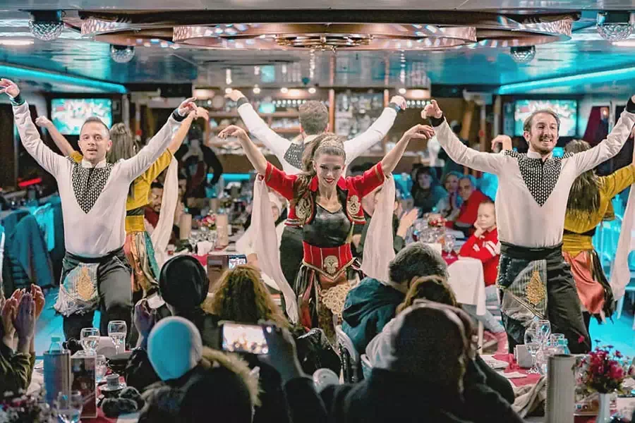 Ballerini in costume tradizionale tra i tavoli durante la crociera con cena