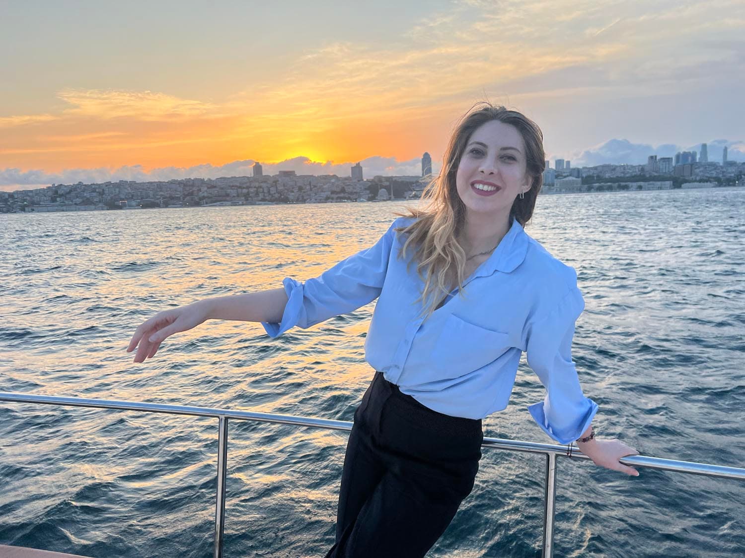 Gün batımında teknenin küpeştesinde gülümseyen bir misafir